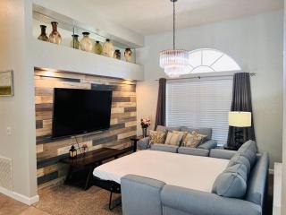 Peachland getaway with pool and tiki bar - 5