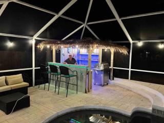 Peachland getaway with pool and tiki bar - 3