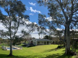 O'Briens of Clare - Stylish Pet Friendly Vineyard Accommodation - 3