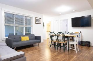 Modern yet comfy 3 bed suite in Surrey - 8