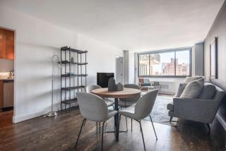 UES 2BR w Gym Doorman Balcony Stunning Roof NYC-502 - New York - 6