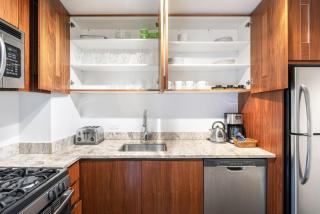 UES 2BR w Gym Doorman Balcony Stunning Roof NYC-502 - New York - 4