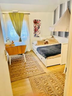Private rooms in a Tiny home 4 min drive to Airport CDG ,1 private bathroom ideal for families and friends - Roissy-en-France - 4