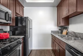 2BR w Gym Pool in central Hollywood nr WeHo LAX-67 - 4