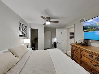 Miami Townhouse with Patio, Gazebo, Free Parking, centrally located - 2