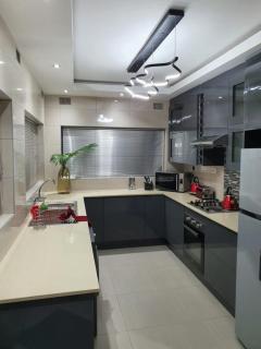 Posh 3 bedroomed guesthouse in Hillside with pool - 2039 - Bulawayo - 9