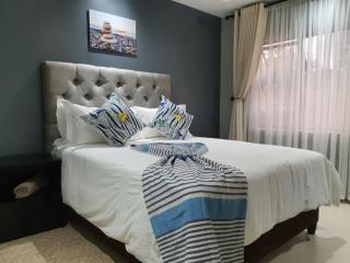 Posh 3 bedroomed guesthouse in Hillside with pool - 2039 - Bulawayo - 2