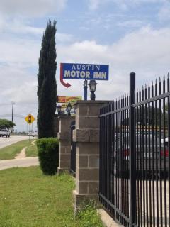 Austin Motor Inn - 1