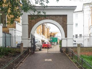 Modern Luxury 1 Bedroom Spacious Flat - Pass the Keys - 9