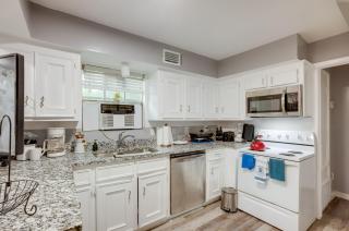 Sunny Willis Escape with Deck and Lake Access! - 5