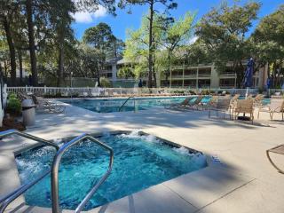 Fiddler's Cove 1st Floor, No Steps, 2 Heated Pools, Pickleball, 8 Min walk to Beach, Hot Tub - Hilton Head Island - 8