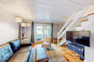 Maushop Village Beach Getaway - Mashpee - 0