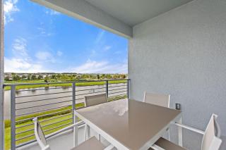 Triple Header Storey Lake by Shine Villas apts - 0