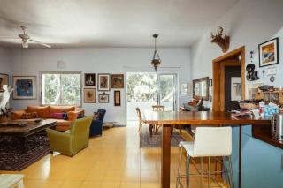 Frishman beach 2Br full of art and light - 3
