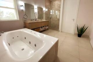 Laguna Lake House - Private Pool - Sleeps 12 - Elegant - Playa Blanca - 3