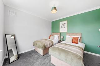 Weekly & Monthly Rates! Huge Driveway For 4 Vans! - Chelmsford - 1