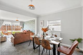 Grab a Deal Today! Massive Home For Contractors & Parking for 4 - 6