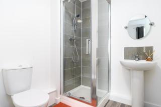 Fortified Luxury Apartment with Balcony and free parking - Bristol - 8