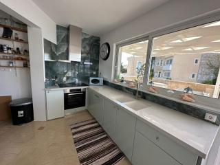 Luxurious 2-Bed Seaside Apartment in Saronida - 2