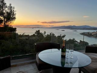 Luxurious 2-Bed Seaside Apartment in Saronida - Saronida - 3