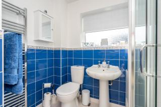 14 Acomb Wood Drive · Peaceful 2-Bed Home in York with Free Parking - Pass the Keys - 6