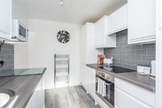 14 Acomb Wood Drive Peaceful 2-Bed Home in York with Free Parking I Pass The Keys - York - 8