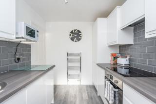 14 Acomb Wood Drive · Peaceful 2-Bed Home in York with Free Parking - Pass the Keys - 3