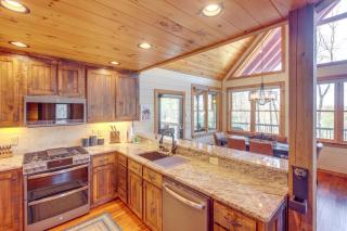 Luxury Mineral Bluff Cabin with Deck and Hot Tub! - Mineral Bluff - 1