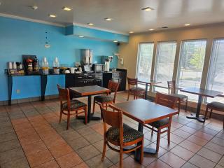 budgetel Inn & Suites - Moody - 8