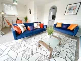 2 Bedroom Flat - Free Parking - Shenley Church End - 0