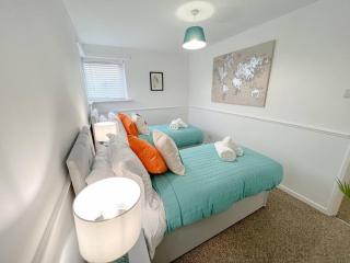 2 Bedroom Flat - Free Parking - Shenley Church End - 1