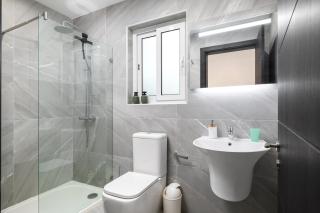 Modern 3BR Stylish Apartment with large Balcony - Close to St Julians and St Georges Bay - Is-Swieqi - 8