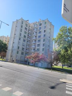 Cozy Room near Metro & Airport - Lisboa - 3