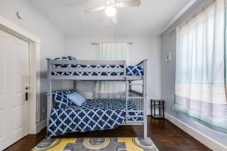 Cozy sea breeze bungalow - 2 mins to the beach - Galveston - 5