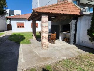 Casa familiar con parrilla y patio compartido - Tandil - 3