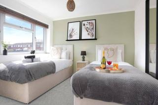 Blandford House with Free Parking, Fast Wifi, Smart TV with Netflix and Private Garden by Yoko Property - 5
