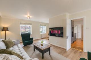 4 Bed City House with Private Garden and Parking - 8