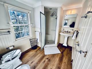 Idyllic County Escape - 7