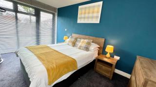 Cross Court, Stafford by BELL Apartments - Stafford - 5