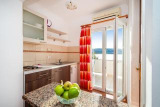 Erik Bathing jetty, beach, crystal clear water in front of house - Metajna - 8
