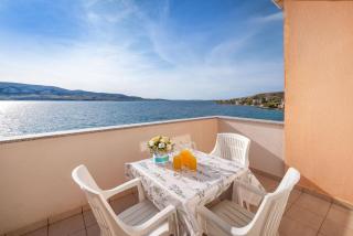 Erik Bathing jetty, beach, crystal clear water in front of house - Metajna - 9