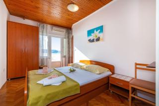 Erik Bathing jetty, beach, crystal clear water in front of house - Metajna - 3