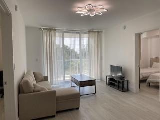 Spacious 2 Bedroom, 2 Bathroom condo with heated outdoor pool and jacuzzi! - North Miami Beach - 1