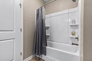 Elegant 2 Bedroom/2 Bath Condo with All Amenities (Pool, Gym, Laundry, etc) - Melbourne - 1