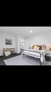 Spacious House Close to Hobart CBD WiFi and New Sony QLED Smart TV - Moonah - 2