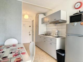 Charmant 2 pièces rénové proche plage avec loggia vitrée, TV, local vélos et parking - FR-1-715-66 - 4