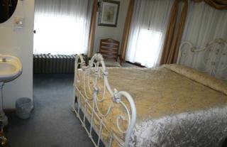 Tarry Here Mansion Bed & Breakfast - 8