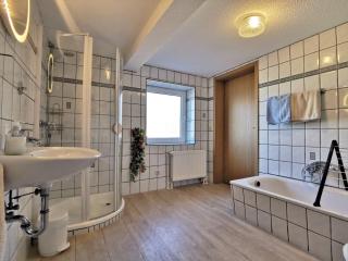 Clausen - Ferienwohnung mit 4 Schlafzimmern, 2 Bädern, Aufenthaltsraum mit Kamin und Garten - Janneby - 6