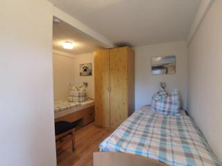 Clausen - Ferienwohnung mit 4 Schlafzimmern, 2 Bädern, Aufenthaltsraum mit Kamin und Garten - Janneby - 2
