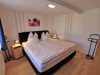 Clausen - Ferienwohnung mit 4 Schlafzimmern, 2 Bädern, Aufenthaltsraum mit Kamin und Garten - Janneby - 1